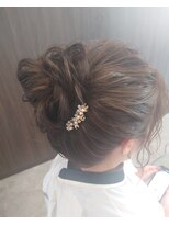 ビスポーク(BESPOKE)&nbsp;20代30代大人可愛い♪お呼ばれゆるふわお団子アレンジ