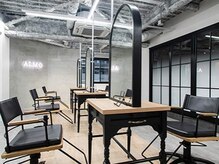 アルモ ヘア フア 東静岡(ALMO hair HUA)の雰囲気（自然光が入りシンプルにトレンドを抑えたインテリア空間）