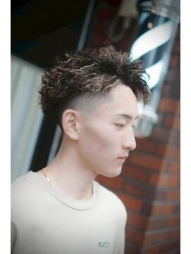 ラフカッターズ 立川店別館 ツイスパ・ハイライト【立川/理容室/床屋/顔剃り/シェービング】