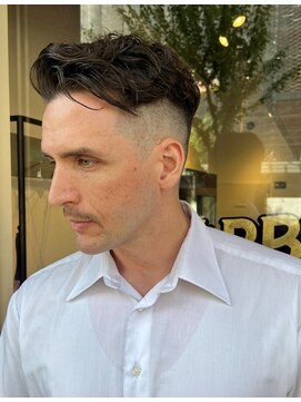 フリーク バーバーショップ 都島店(FREAK BARBER SHOP) サイドパートフェード無造作パーマ