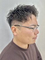 ロミーオム 本厚木(ROMMY. Homme)&nbsp;刈り上げツイスト無造作パーマアップバングビジネスメンズヘア