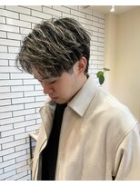 シフト(SHEEFT)&nbsp;ハイライトカラー×ツイストスパイラル センターパート刈り上げ