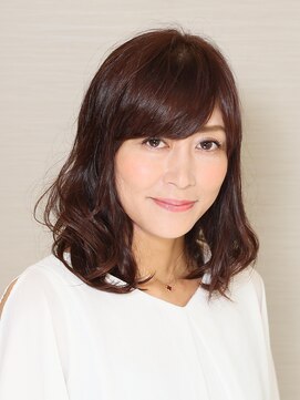 アカラ ヘアー akala ｈair やわらかい質感が魅力のセミディ。きらめくツヤカラー！