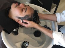 スエナガ理髪店の雰囲気（手足が伸ばせるフルフラットシャンプー台！）