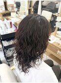 ミディアムウルフくるくるウェーブパーマ　ワインレッドカラー