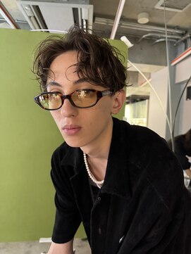 メンズレコ 渋谷(MEN'S LECO) ブルーブラックフェザーパーマ刈り上げセンターパート