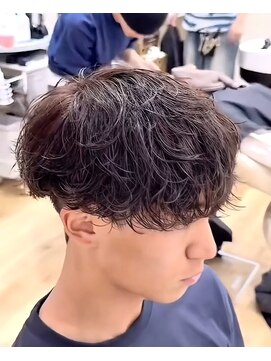 ヘアアンドフェイス ルースト(hair&face ROOST) 刈り上げセンターパート/波巻きツイストスパイラル/円町
