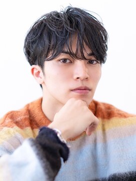 エフエム 渋谷(FM) メンズ波巻きセンターパート韓国風黒髪ツーブロックマッシュ