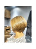 明るめ白髪ぼかしのショートスタイル