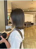 ぱつっと切りっぱなしボブのベージュカラー