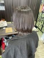 シー 岡崎(,SHE) 透明感アッシュグレージュが際立つ上品くびれボブの洗練感