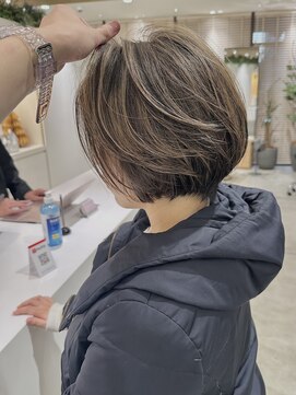 ステア ケース(stair case) 大人ハイライトベージュ前下がりショートボブ銀座有楽町