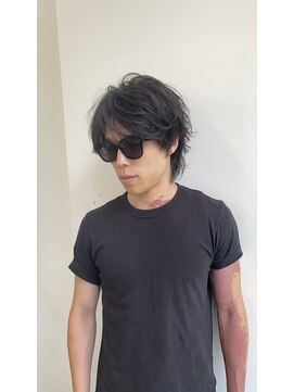 エラ(Ella) 大人の余裕を演出するメンズウルフ