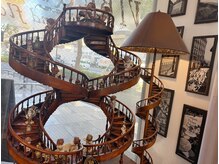 バイブアンドアネックス(VIBE & ANNEX)の雰囲気（アンティーク雑貨の並ぶ非日常空間をお楽しみください♪）