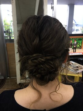 美容室エルカミノ ねじり編み込みでエレガントシニヨン