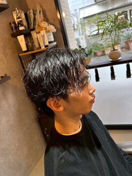 トニコ(toniko) 波巻きパーマ×シャドウパーマ×センターパート×刈り上げ