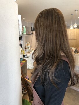 モップアップ(Mop up) 柔らかベージュカラーでロングスタイルも軽やかに♪