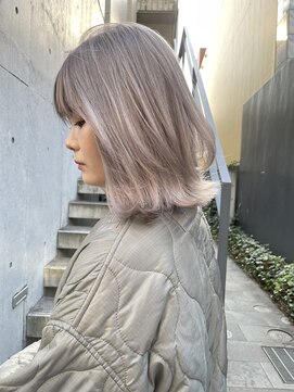 ブルックス レイヤーボブ　ブロンドヘア　ハイトーンカラー　ブリーチカラー