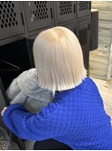 ホワイトブロンドケアブリーチ切りっぱなしボブ外ハネボブ金髪