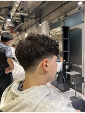 フランクスバーバーザスタンド(Frank’s barber the stand) MEN’S/リバースセンターパート/ニュアンスパーマ/飯田橋T