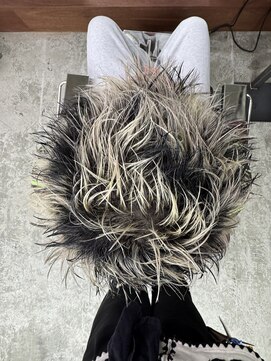 ソーレ(sole) yosuke ブリーチデザイン ホワイト&ブラック スパイキ