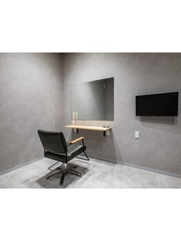 2席だけの嬉しい《半個室》のプライベート空間で、日頃の疲れもリフレッシュ♪髪のお悩みも相談しやすい*