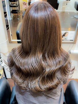 テン(tenn) くびれヘア/なみなみウェーブ/カーキアッシュ【kuroda】