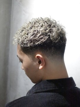 ダムディートウキョウヘアーラウンジ 上野店(DAMDEE TOKYO hair lounge) 癖毛ショート×ホワイトカラー【東京/上野/フェードカット】