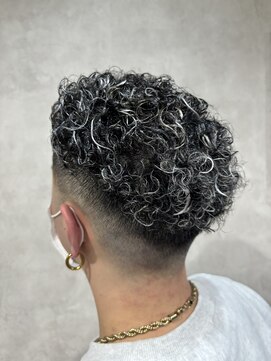 エデンバイトゥルークリエイション(EDEN by True Creation) スキンフェード極道パーマホワイトメッシュ