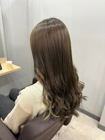 アトレ 福岡大名店(attrait)&nbsp;ベージュロングは大人っぽさが引き立つ上質な仕上がり