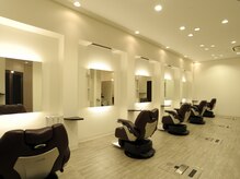 ヘアーサロン フリットグラン(HAIR SALON FRIT GRAND)の雰囲気（席の間隔が広めにとってあるのでゆったり過ごせます）