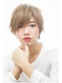 エッジィなコンパクトショート。