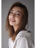 エラ(ELLA)&nbsp;肌馴染みのいい暖色カラーとラフなミディでお洒落上級者に