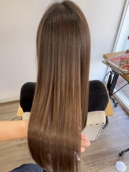 ヴェーラヘアー(VEЁЯA hair)の写真/【駐車場あり】圧倒的な艶感が続く美髪縮毛矯正！ダメージレスで自然な仕上がりが叶う◎