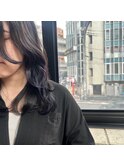 暗めのイヤリングカラーでお洒落をプラス