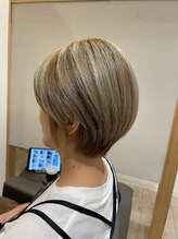 白髪を味方にするハイライトで動きと軽さを追加◎白髪を活かすハイライトで立体感をプラス