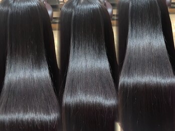 美容室 ビ フェスカ(B FESCA)の写真/クセの気になる部分は縮毛矯正で解決♪ダメージを最小限に抑えた施術で自然なさら艶ストレートに。