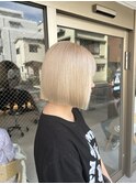 【ADORE 横浜】ホワイトベージュ×切りっぱなしボブ