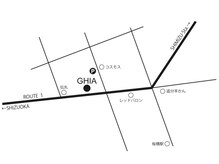 ギア(GHIA)の雰囲気（駐車場はコスモス向かい。木の塀で囲まれた場所の手前の２台）