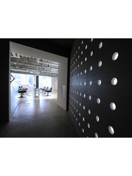 銀座初のピトレティカ取扱い店の、待望の2号店。白を基調とした上質な空間で心も頭皮もリフレッシュ。