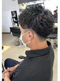 ツーブロック刈り上げ遊ばせパーマ