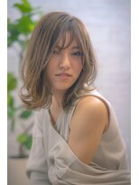 アデランテ(adelante)&nbsp;マットグレージュ×大人可愛いくびれ外ハネミディアム