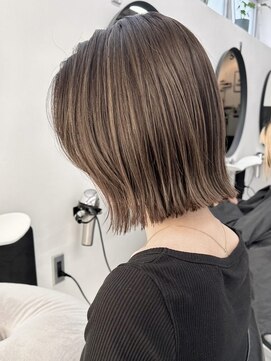 ヒビヲ(HIBIO) ワンブリーチダブルカラーハイトーンショート切りっぱなしボブ