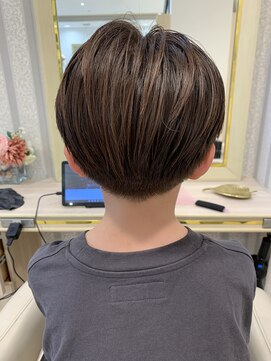 アッシュ 仙川店(Ash) キッズカットハリウッド俳優風ストレートセンターパート刈り上げ