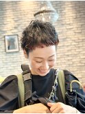 大胆なカラーとエッジィなショートスタイル