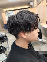 ヒュイル バイ ニアウ(Hwyl by Niau)&nbsp;メンズマッシュセンターパートスパイラルパーマニュアンスパーマ