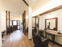 フォルムヘアープラス(Forme hair+)の雰囲気（静かに過ごせる空間で、心まで整うような時間をお過ごしください）