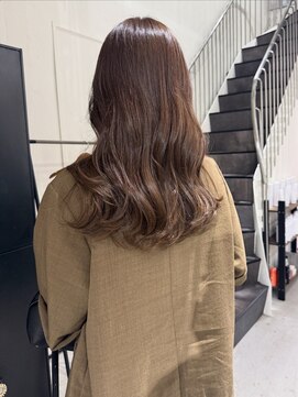 カミエ(kamie) セミロングのツヤ感×ブラウンカラーで大人っぽい印象に
