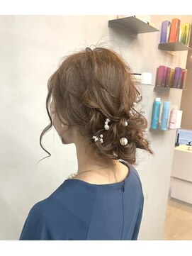 カラフェ(carafe) 低めシニョンアップスタイル