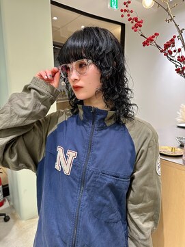 ホロ(hollo) ミディアムウルフパーマ黒髪レイヤーワイドバング